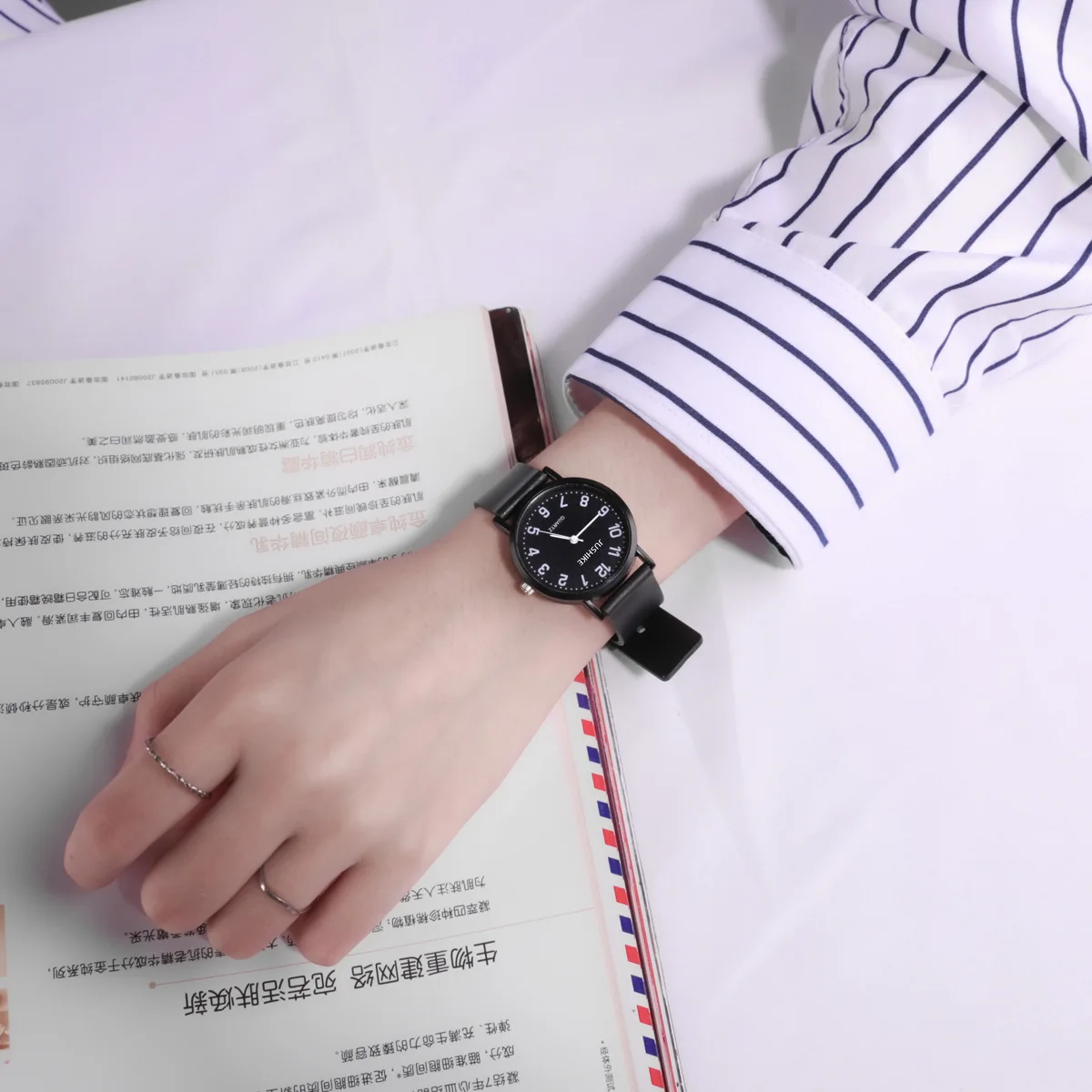 シンプルなブラックウォッチクォーツ時計女性用シリコンストラッ - Silicone Band Women のレビューと価格
